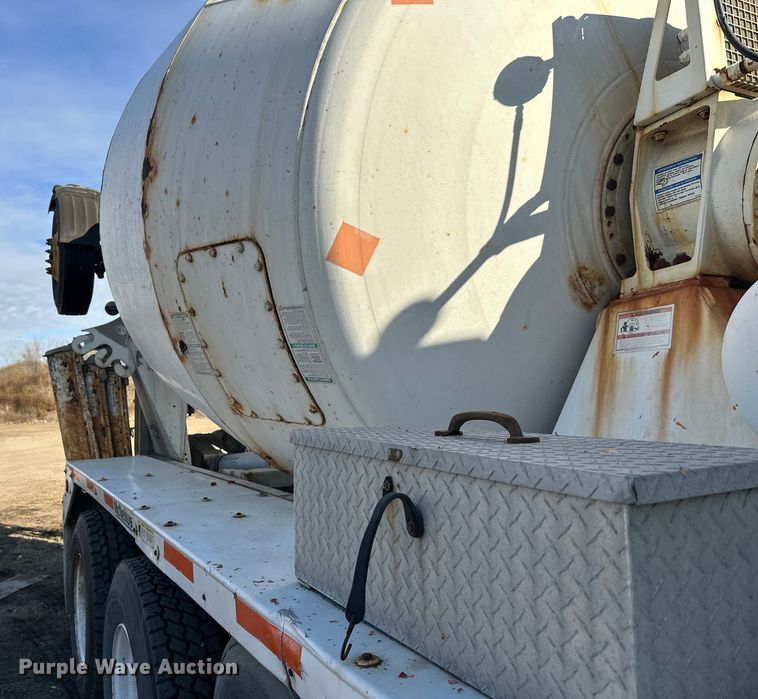 image for item DW4356 2005 International 5500i ready mix truck