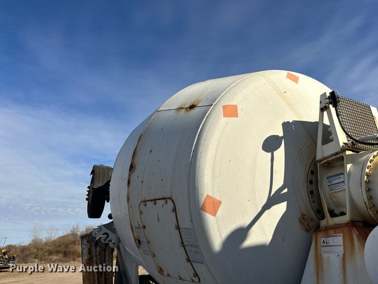 image for item DW4356 2005 International 5500i ready mix truck