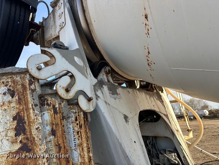 image for item DW4356 2005 International 5500i ready mix truck