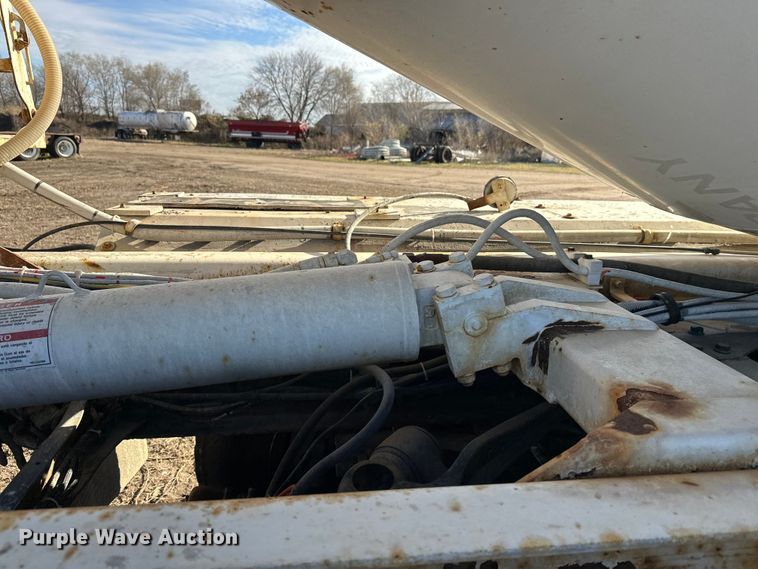 image for item DW4356 2005 International 5500i ready mix truck