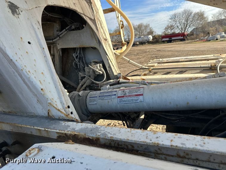 image for item DW4356 2005 International 5500i ready mix truck