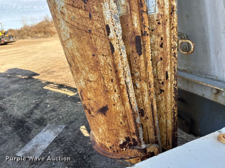 image for item DW4356 2005 International 5500i ready mix truck