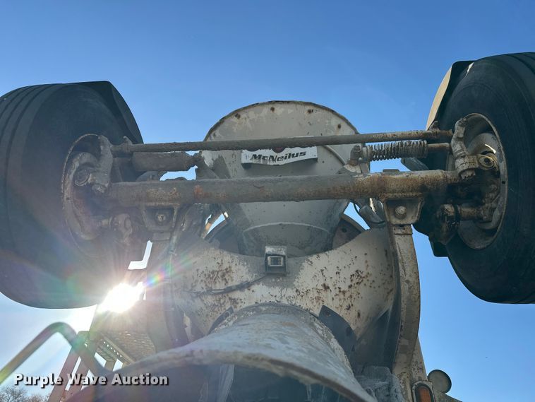 image for item DW4356 2005 International 5500i ready mix truck