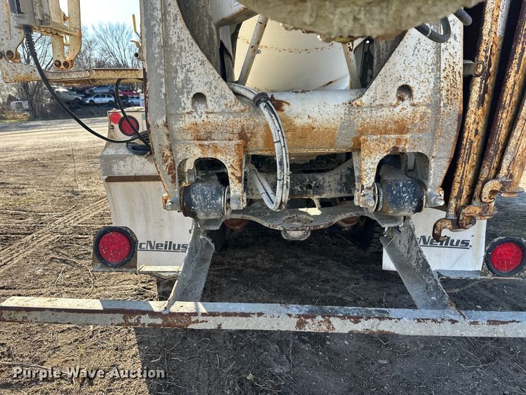 image for item DW4356 2005 International 5500i ready mix truck