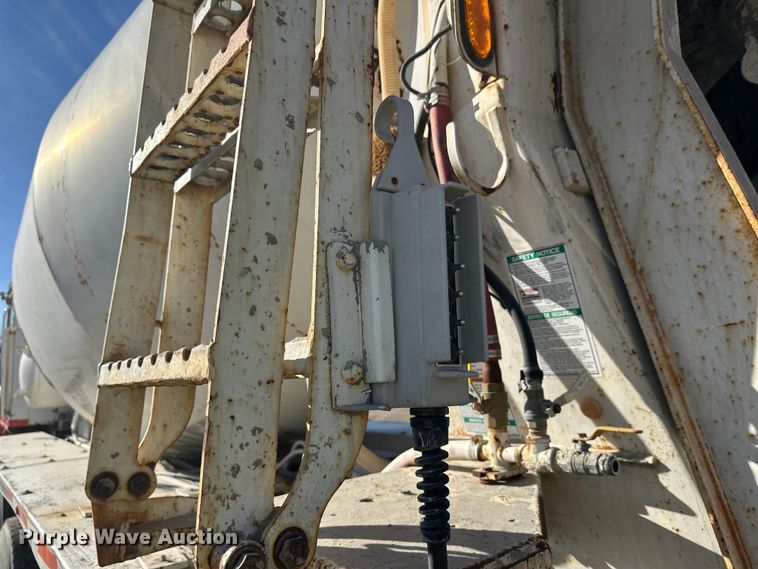 image for item DW4356 2005 International 5500i ready mix truck