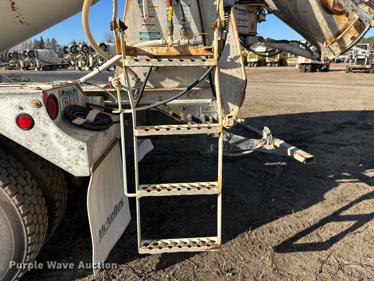 image for item DW4356 2005 International 5500i ready mix truck