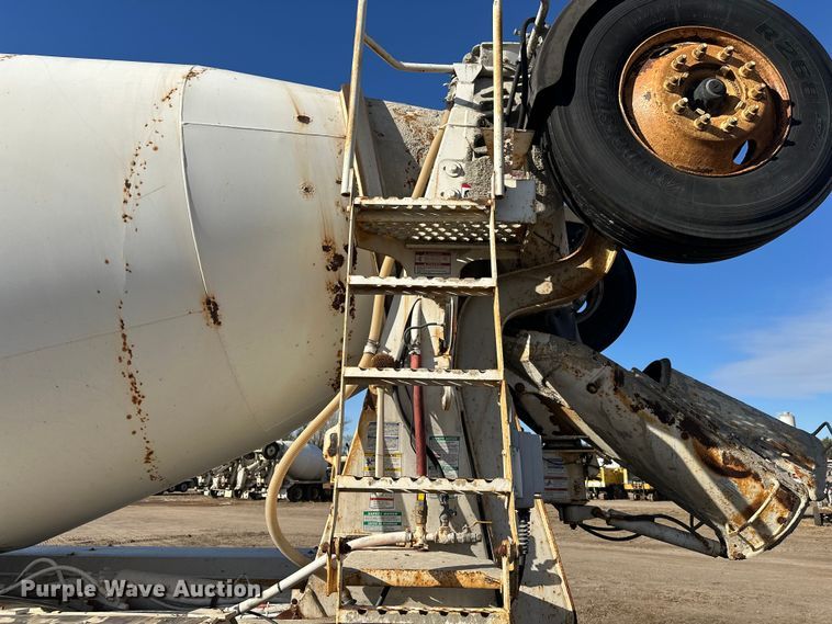 image for item DW4356 2005 International 5500i ready mix truck