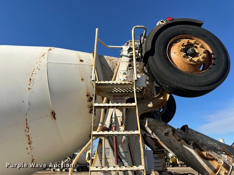 image for item DW4356 2005 International 5500i ready mix truck