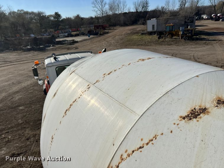 image for item DW4356 2005 International 5500i ready mix truck