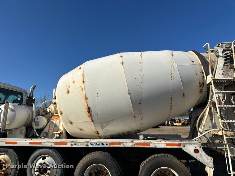 image for item DW4356 2005 International 5500i ready mix truck