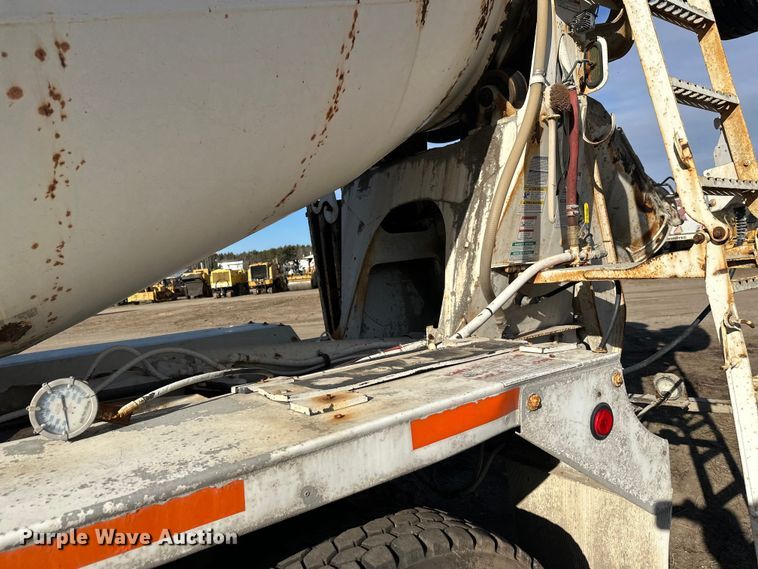 image for item DW4356 2005 International 5500i ready mix truck