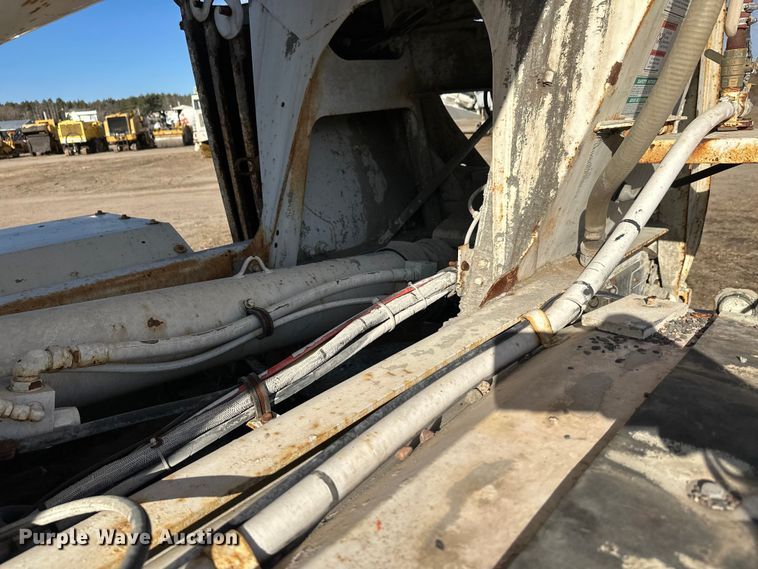 image for item DW4356 2005 International 5500i ready mix truck