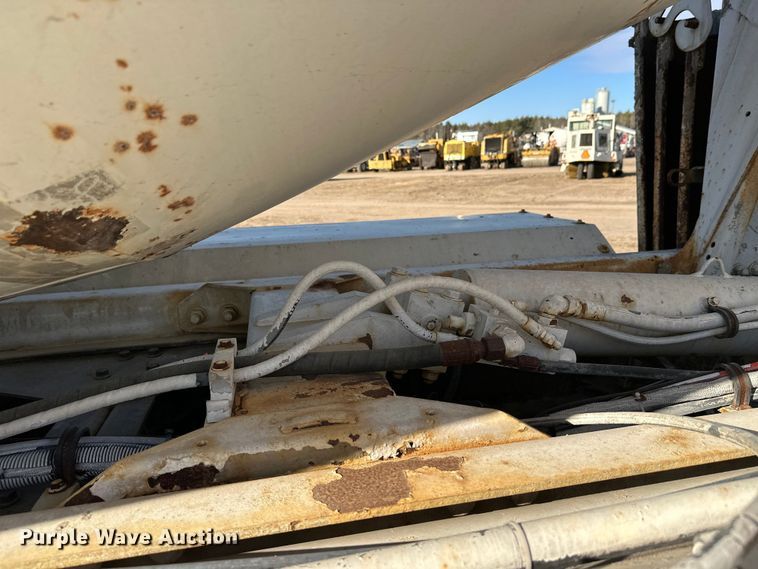 image for item DW4356 2005 International 5500i ready mix truck