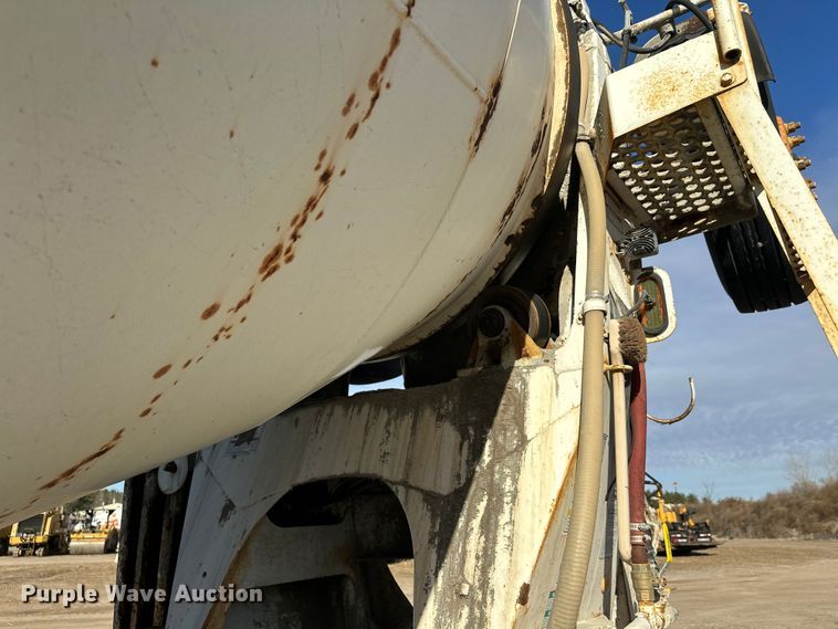 image for item DW4356 2005 International 5500i ready mix truck