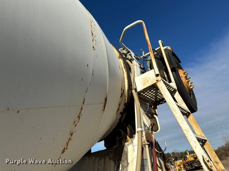 image for item DW4356 2005 International 5500i ready mix truck