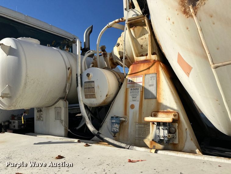 image for item DW4356 2005 International 5500i ready mix truck