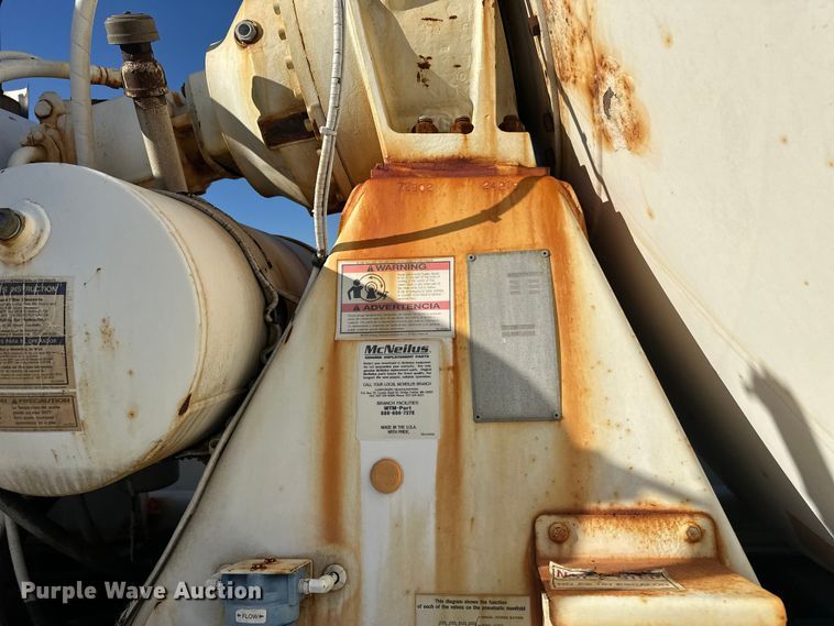 image for item DW4356 2005 International 5500i ready mix truck