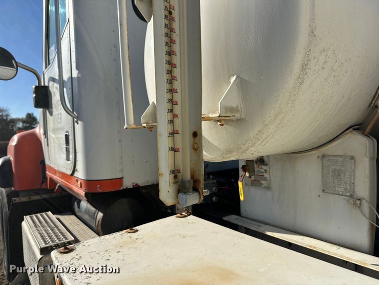 image for item DW4356 2005 International 5500i ready mix truck