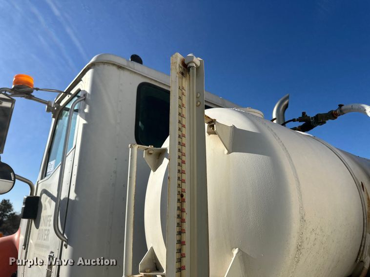 image for item DW4356 2005 International 5500i ready mix truck