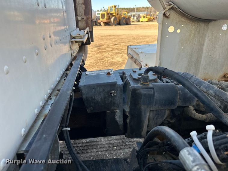 image for item DW4356 2005 International 5500i ready mix truck