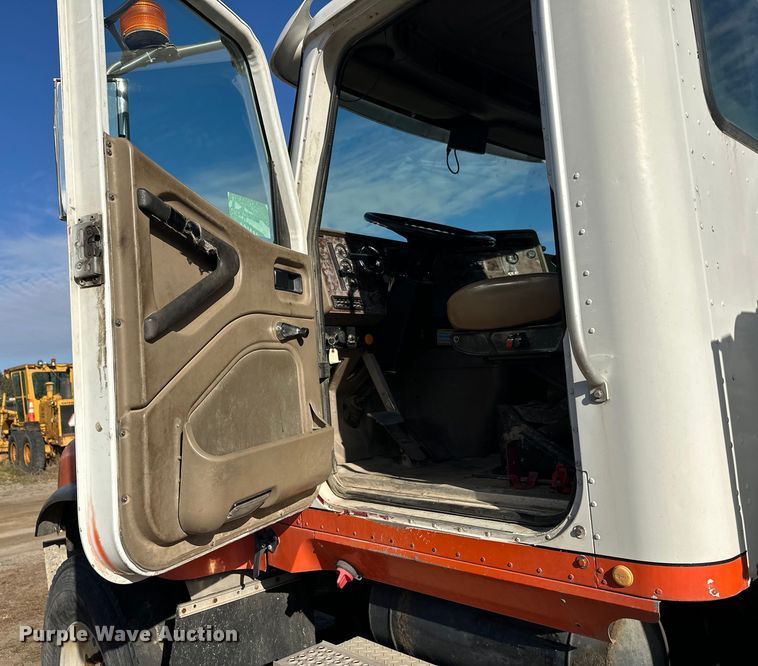 image for item DW4356 2005 International 5500i ready mix truck