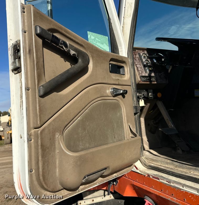 image for item DW4356 2005 International 5500i ready mix truck