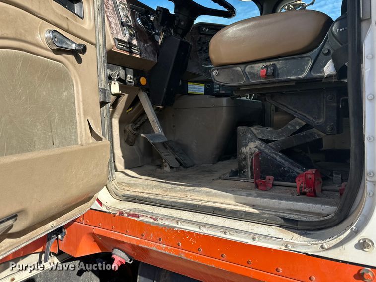 image for item DW4356 2005 International 5500i ready mix truck