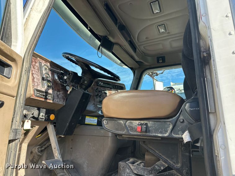 image for item DW4356 2005 International 5500i ready mix truck