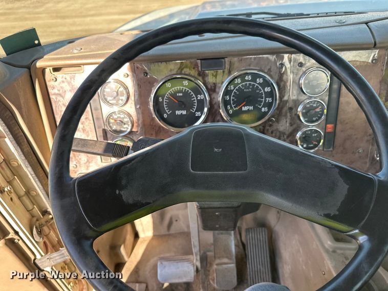 image for item DW4356 2005 International 5500i ready mix truck