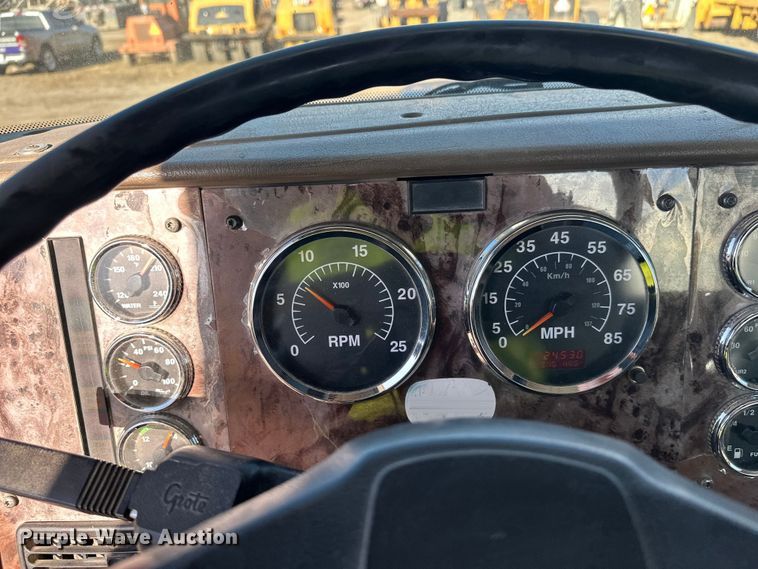 image for item DW4356 2005 International 5500i ready mix truck