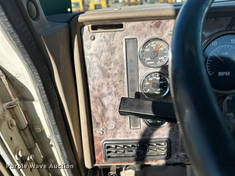 image for item DW4356 2005 International 5500i ready mix truck