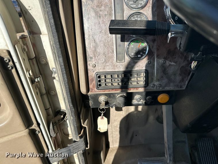 image for item DW4356 2005 International 5500i ready mix truck