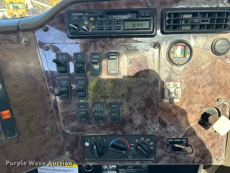 image for item DW4356 2005 International 5500i ready mix truck