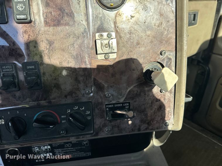 image for item DW4356 2005 International 5500i ready mix truck