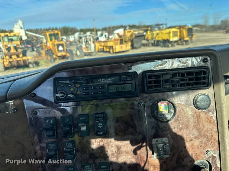 image for item DW4356 2005 International 5500i ready mix truck