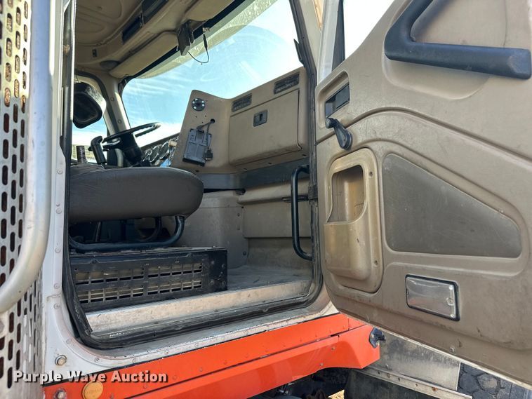 image for item DW4356 2005 International 5500i ready mix truck