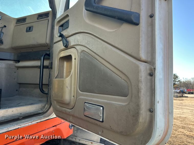 image for item DW4356 2005 International 5500i ready mix truck