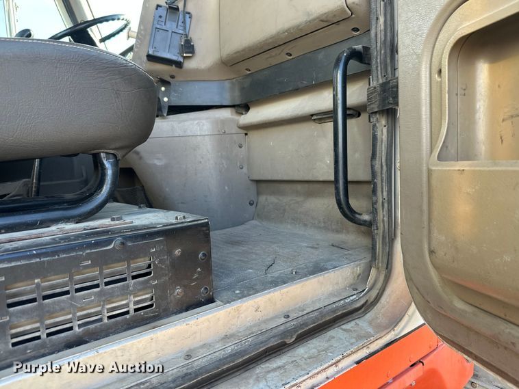 image for item DW4356 2005 International 5500i ready mix truck