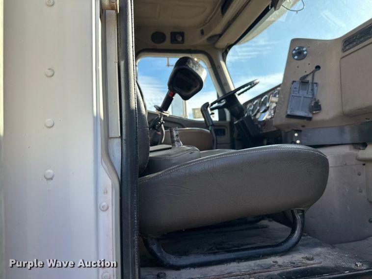 image for item DW4356 2005 International 5500i ready mix truck