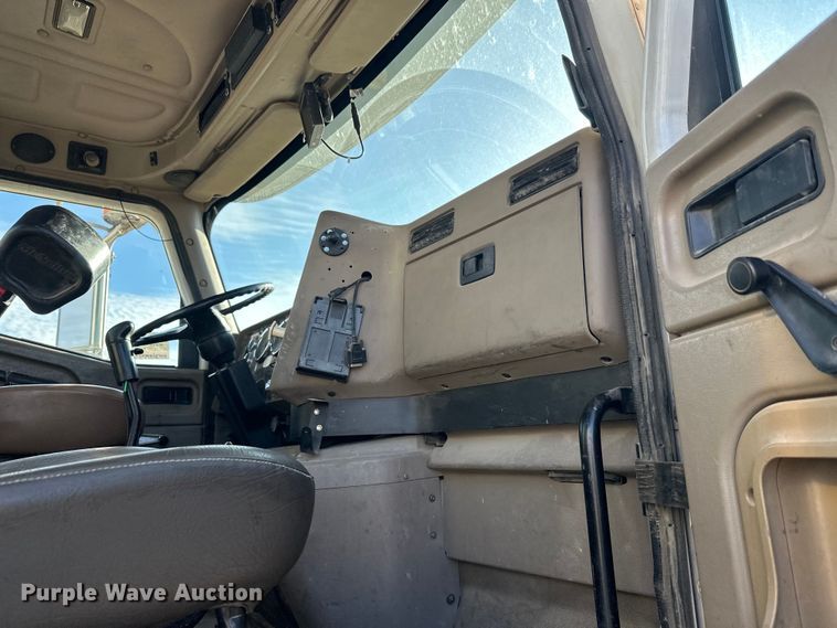 image for item DW4356 2005 International 5500i ready mix truck