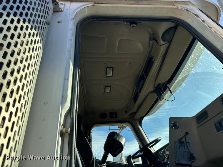 image for item DW4356 2005 International 5500i ready mix truck