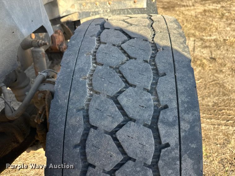 image for item DW4356 2005 International 5500i ready mix truck