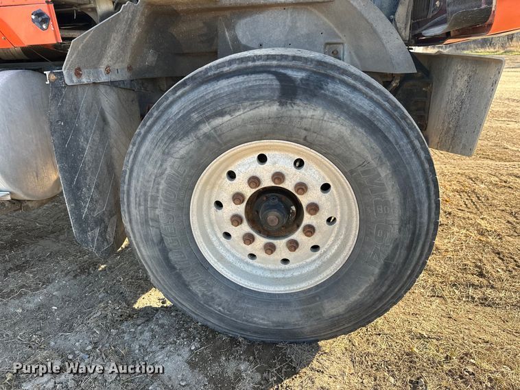 image for item DW4356 2005 International 5500i ready mix truck