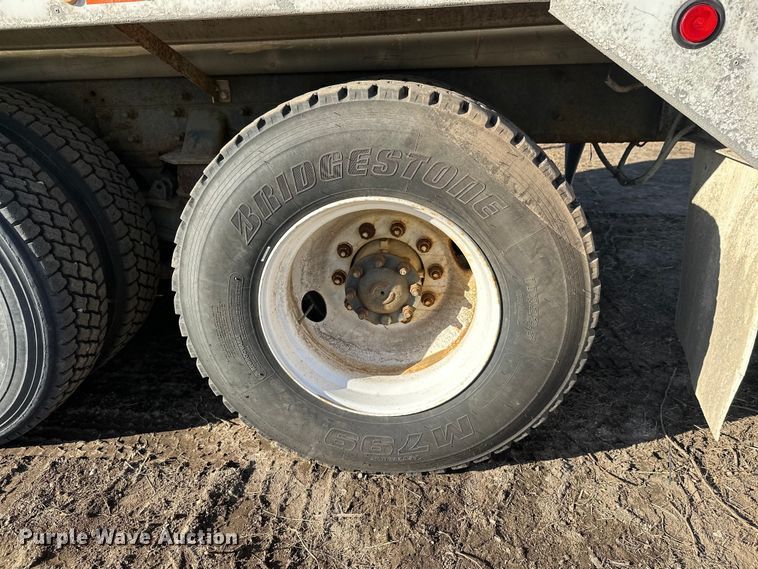 image for item DW4356 2005 International 5500i ready mix truck