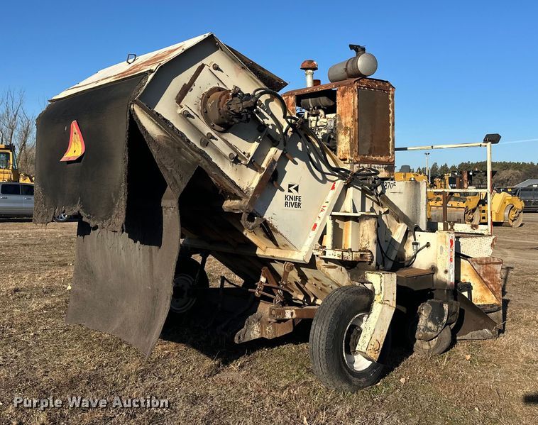 image for item DW4362 Cedar Rapids windrow elevator