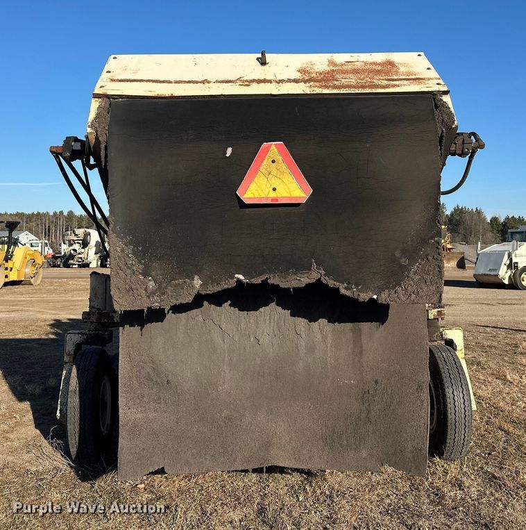 image for item DW4362 Cedar Rapids windrow elevator