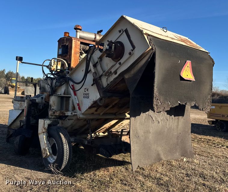 image for item DW4362 Cedar Rapids windrow elevator