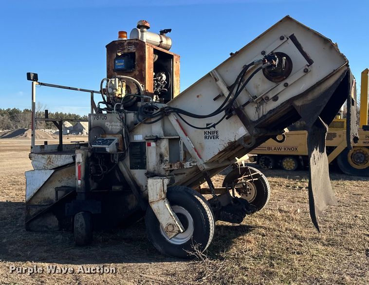 image for item DW4362 Cedar Rapids windrow elevator