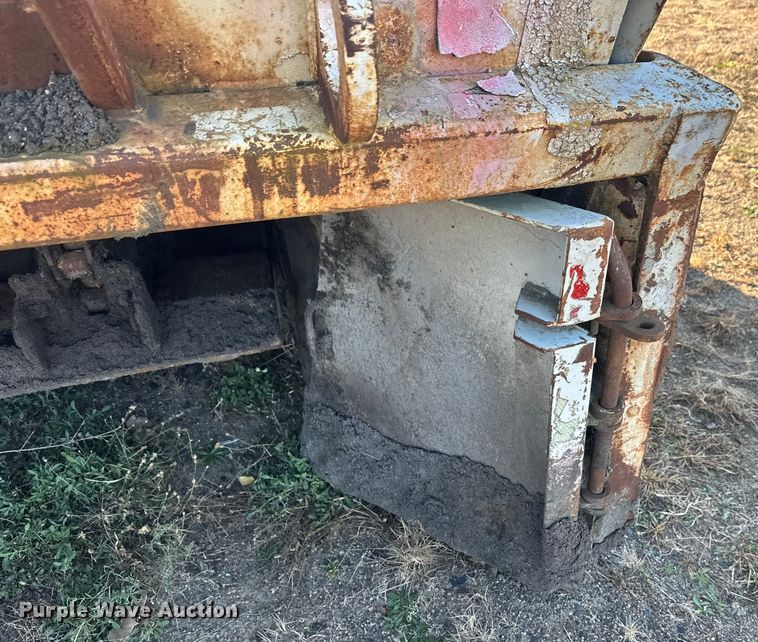 image for item DW4362 Cedar Rapids windrow elevator