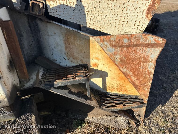 image for item DW4362 Cedar Rapids windrow elevator